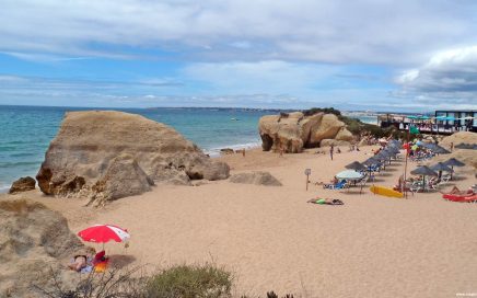 Areal da Praia da Galé no Algarve em Portugal