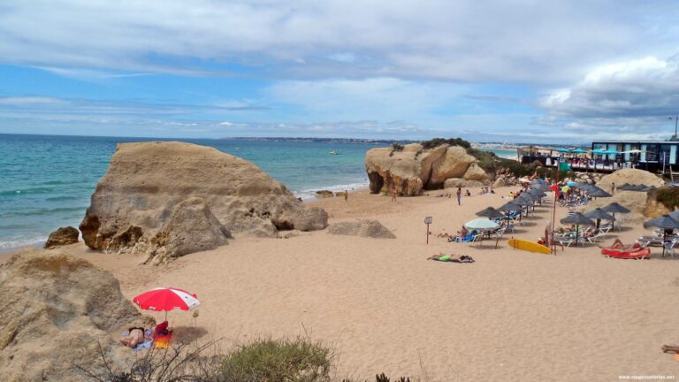 Areal da Praia da Galé no Algarve em Portugal