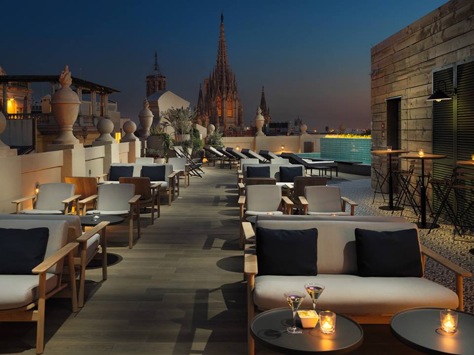 Terraço do hotel H10 Madison em Barcelona com vista da Catedral