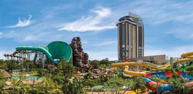 Parque aquático e hotel Holiday Inn Vana Nava Hua Hin na Tailândia