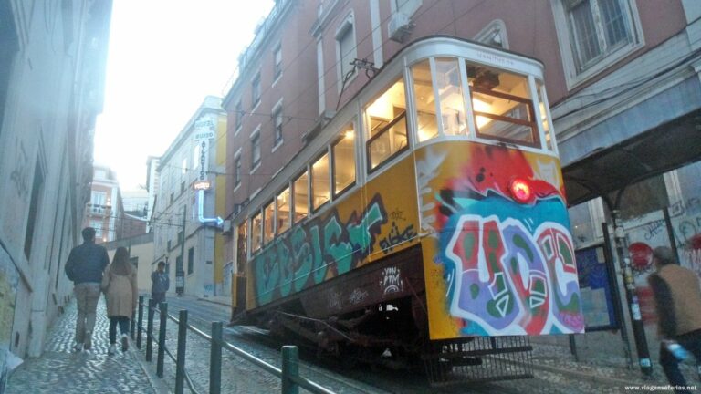 Elevador da Glória no centro de Lisboa em Portugal