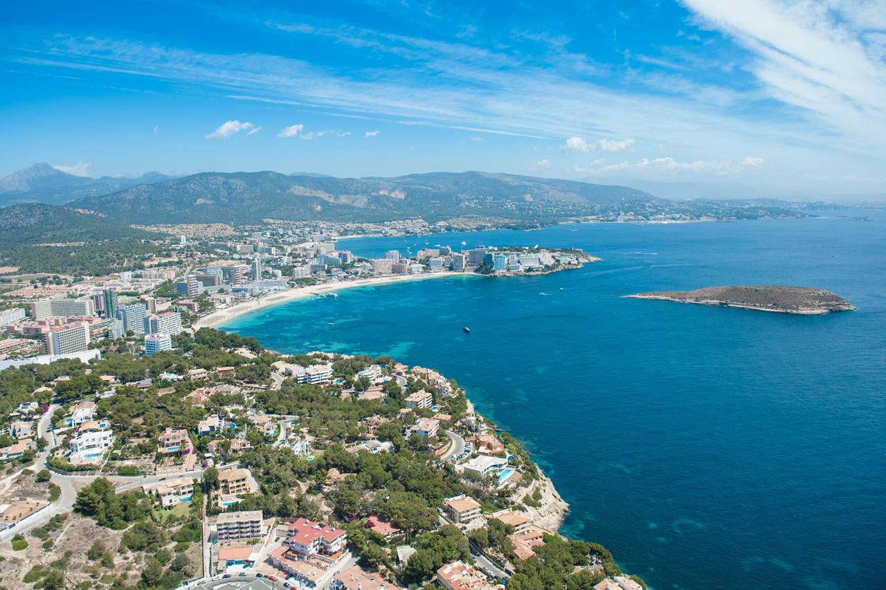 Costa de Magaluf na ilha de Maiorca visto de cima
