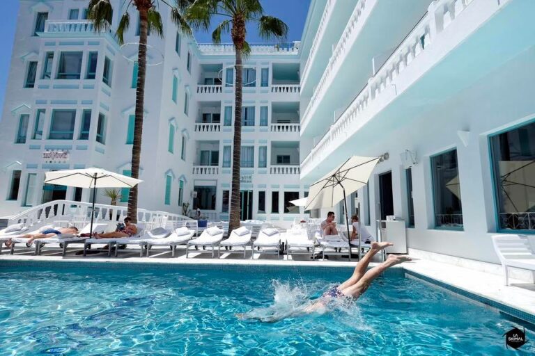 zona da piscina do hotel MiM Ibiza es Vivé do futebolista Messi