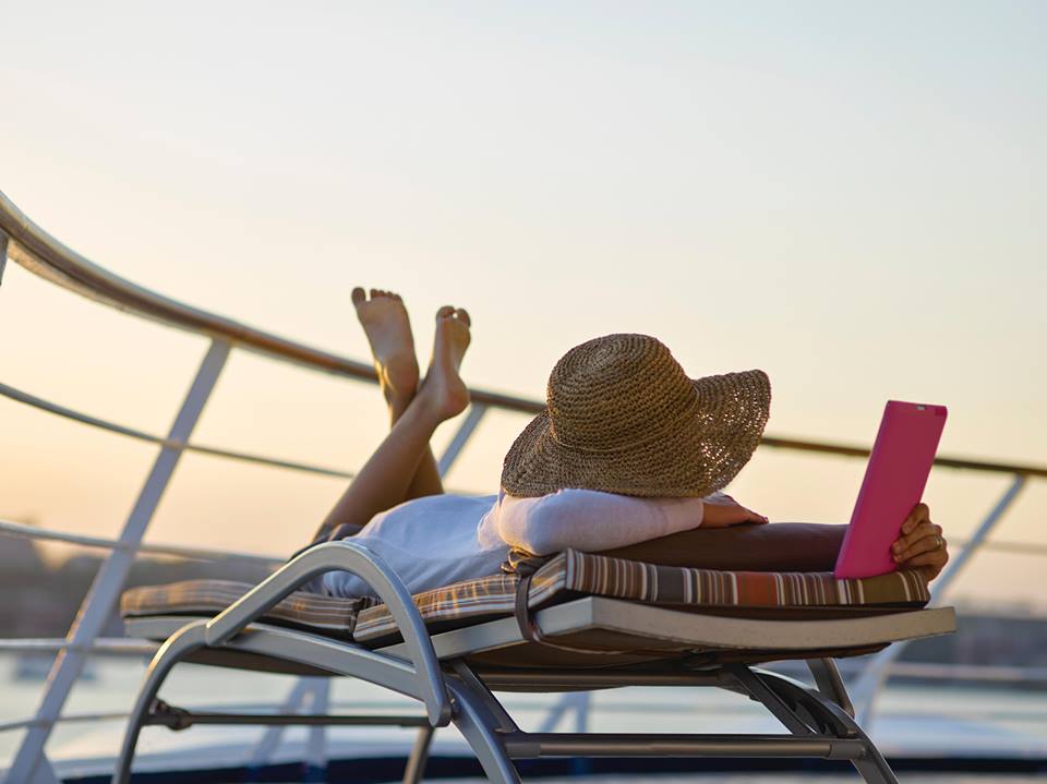 Passageiro a usar wi-fi num cruzeiro da Silversea