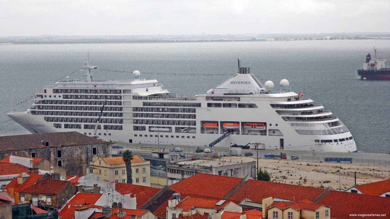 Navio da frota da Silversea no porto de Lisboa em Portugal