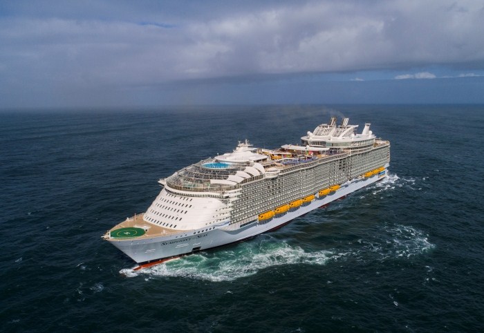 Vista aérea do navio de cruzeiro Symphony of the Seas da Royal Caribbean