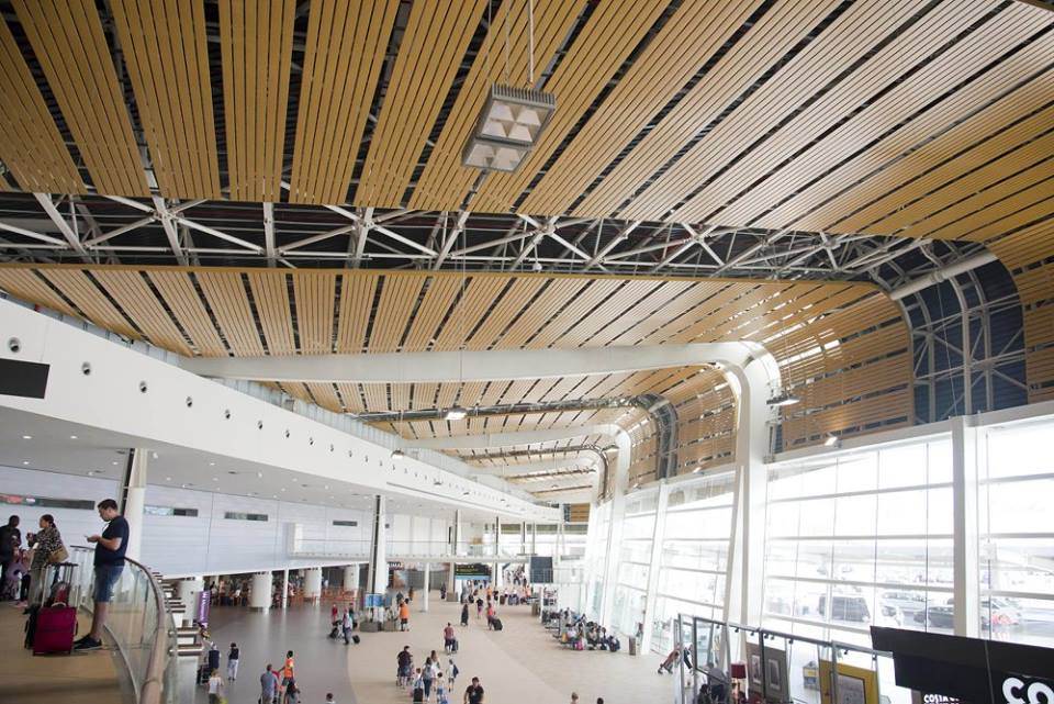 Parte das partidas do renovado aeroporto de Faro no Algarve