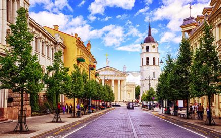 Uma rua no centro de Vilnius, capital da Lituânia
