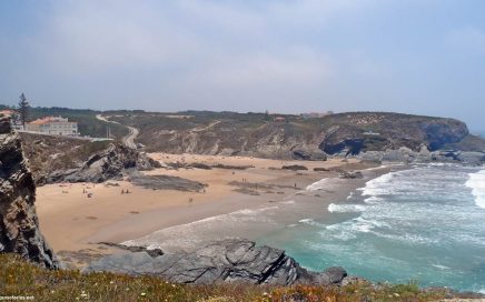 Praia da Zambujeira do Mar no Alentejo vista de frente