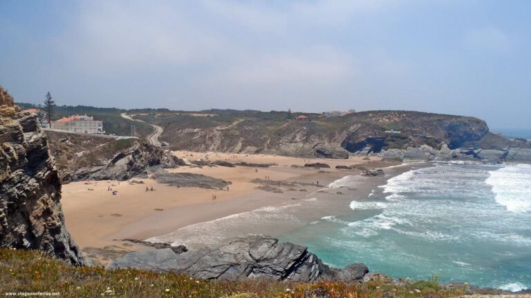Praia da Zambujeira do Mar no Alentejo vista de frente