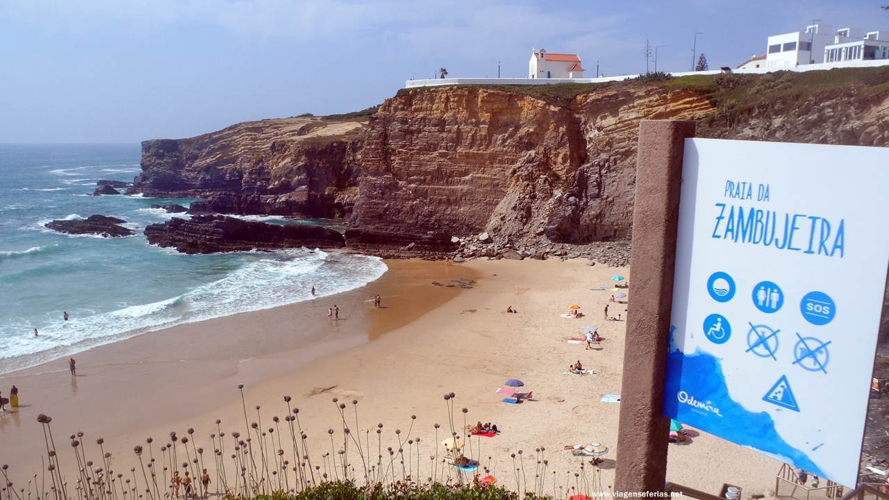 Um dos acessos da praia da Zambujeira com informações