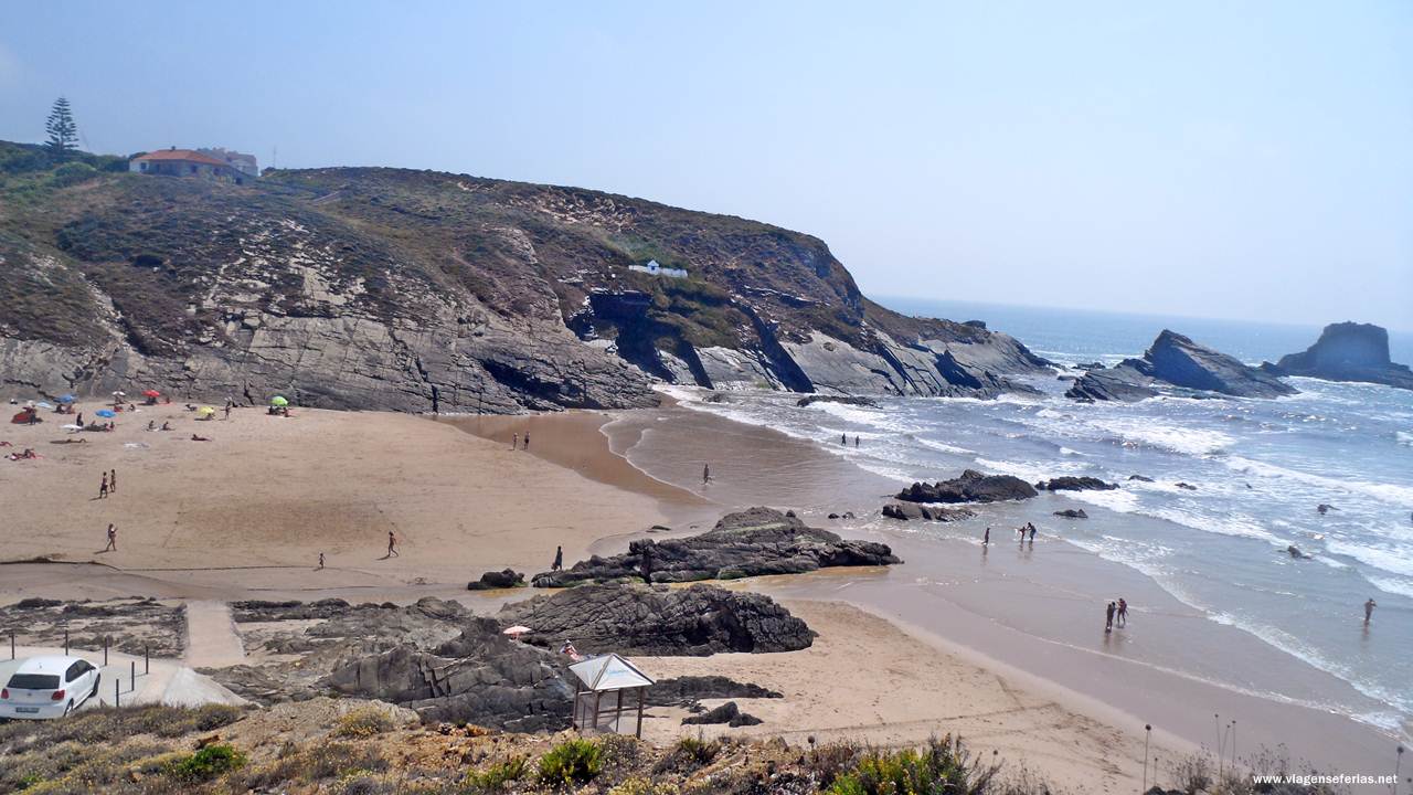 Vista da parte Sul da Praia da Zambujeira do Mar em Portugal