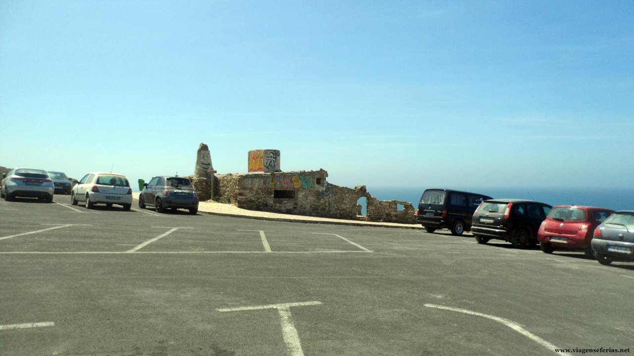 Estacionamento na praia da Aguda em Sintra em pleno Agosto