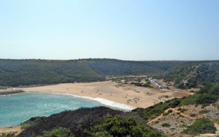 Vista de frente da praia do Barranco no Algarve