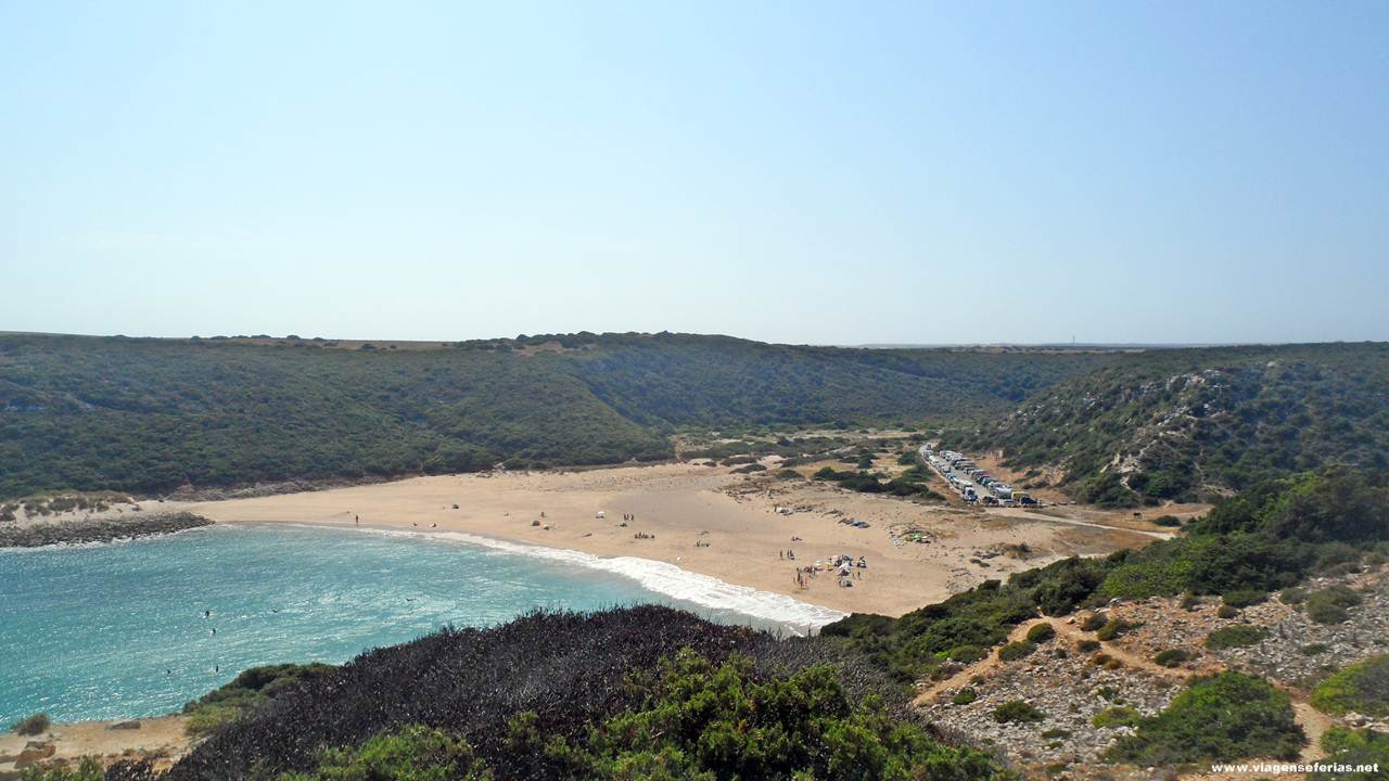 Vista de frente da praia do Barranco no Algarve