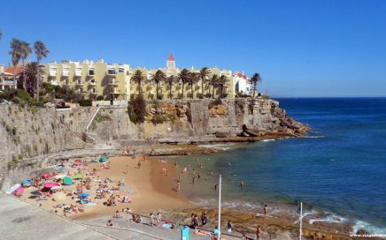 Praia da Azarujinha no concelho de Cascais vista de Oeste