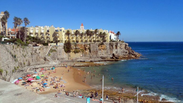 Praia da Azarujinha no concelho de Cascais vista de Oeste