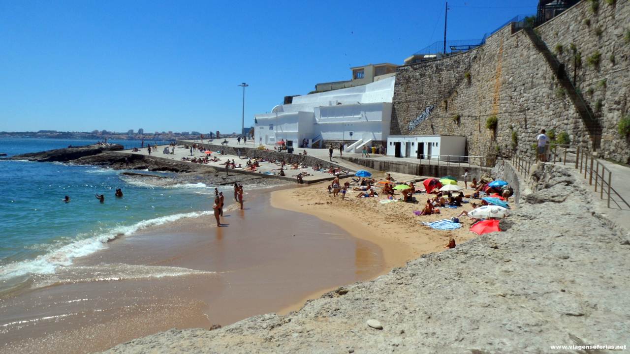 O areal da praia da Azarujinha em São João do Estoril em Portugal