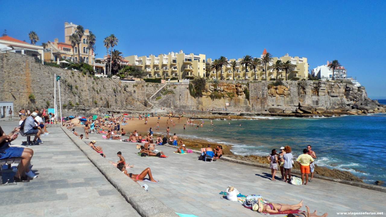 O passeio marítimo de Cascais junto à praia da Azarujinha