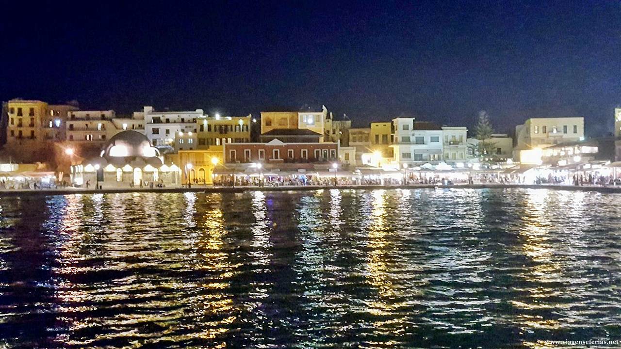 Baía de Chania em Creta na Grécia à noite