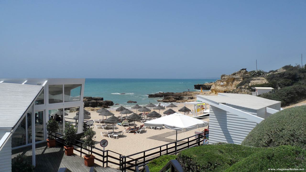 O restaurante e zona concessionada da praia do Evaristo em Albufeira
