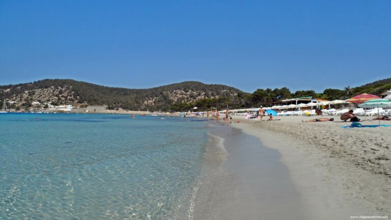 Praia Ses Salines na ilha de Ibiza em Espanha