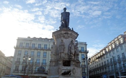 Estátua do escritor Luís de Camões na cidade de Lisboa em Portugal