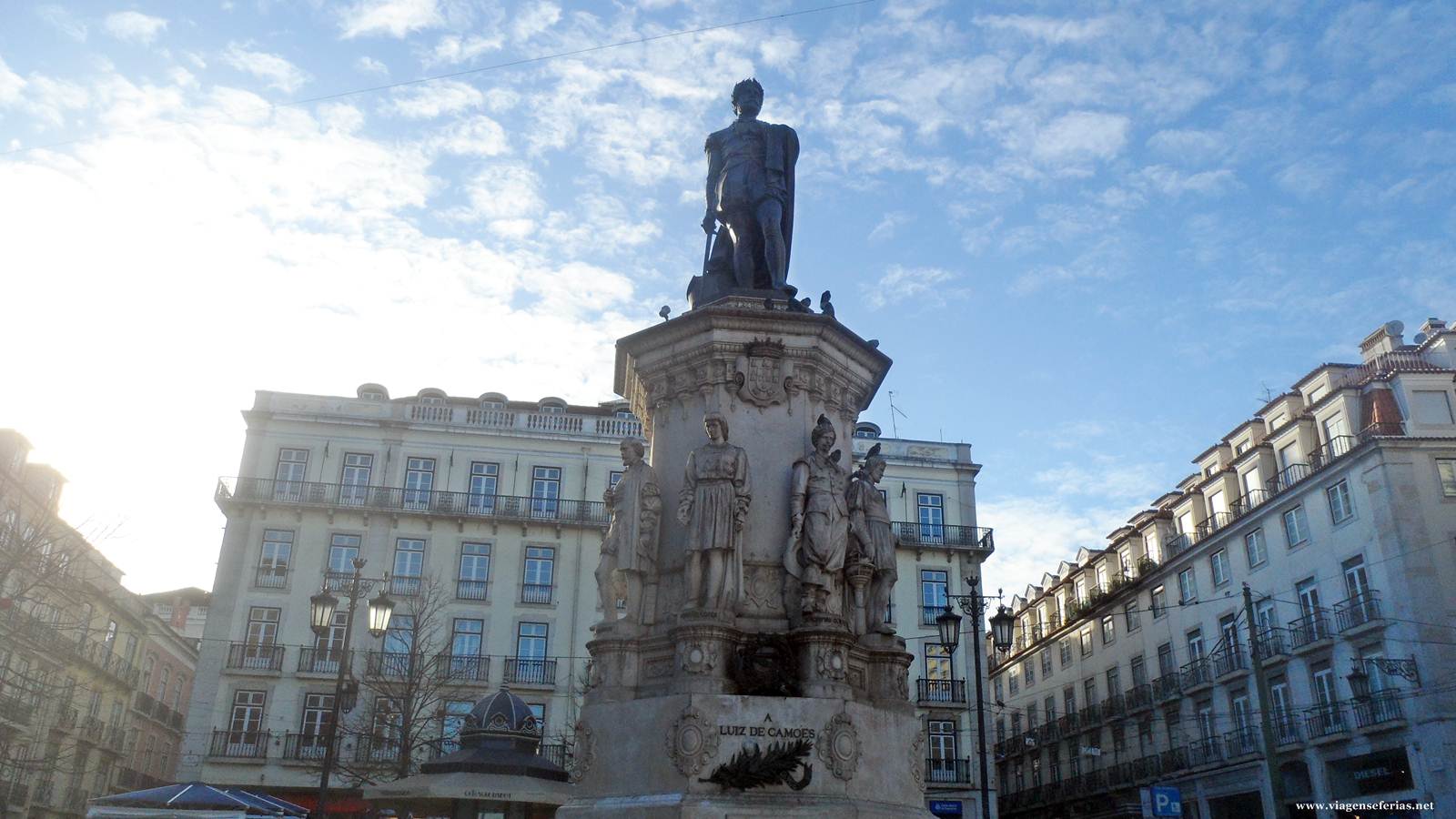 Estátua do escritor Luís de Camões na cidade de Lisboa em Portugal