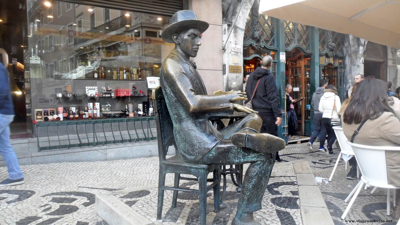 Estátua de Fernando Pessoa no Chiado em Lisboa
