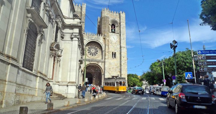 Sé e eléctrico na cidade de Lisboa