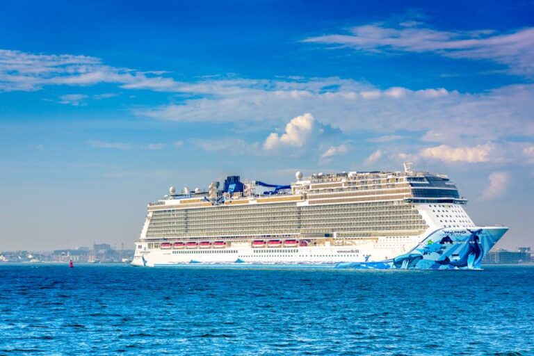 Navio de cruzeiro Norwegian Bliss na sua viagem inaugural