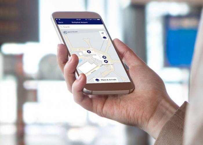 smartphone com app da Aliança SkyTeam e mapa digital dum aeroporto