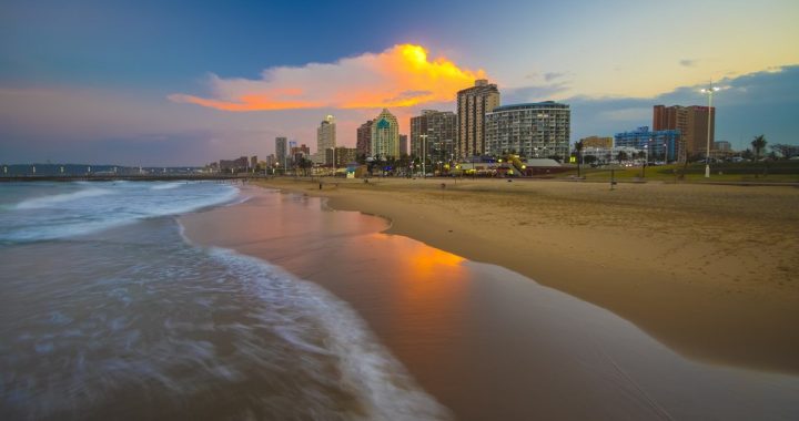 Costa de uma praia da cidade de Durban na África do Sul
