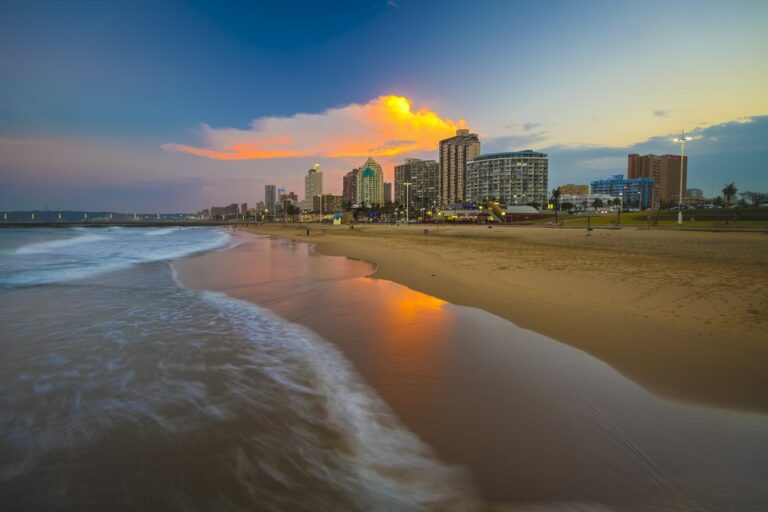 Costa de uma praia da cidade de Durban na África do Sul