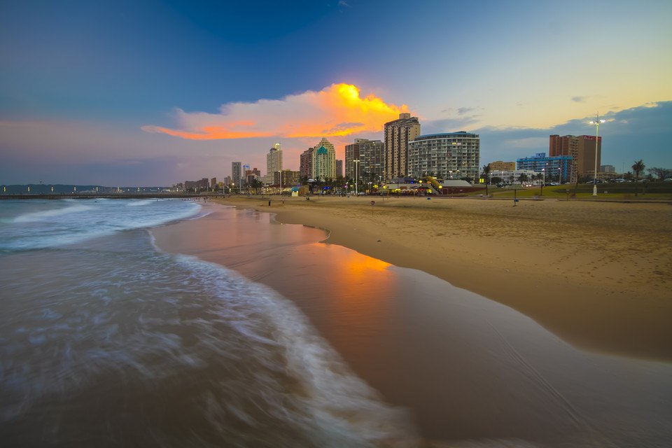 Costa de uma praia da cidade de Durban na África do Sul