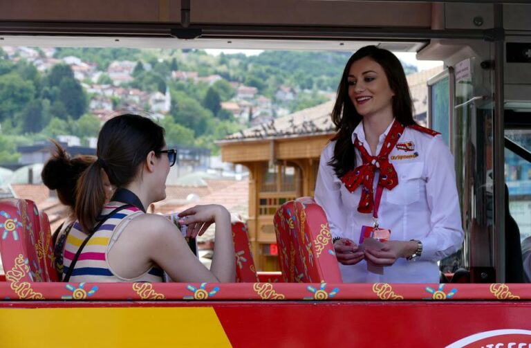 Autocarro da City Sightseeing em Sarajevo na Bósnia