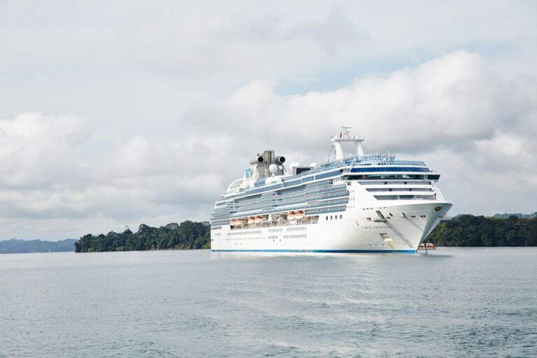 Navio de cruzeiros Coral Princess em navegação