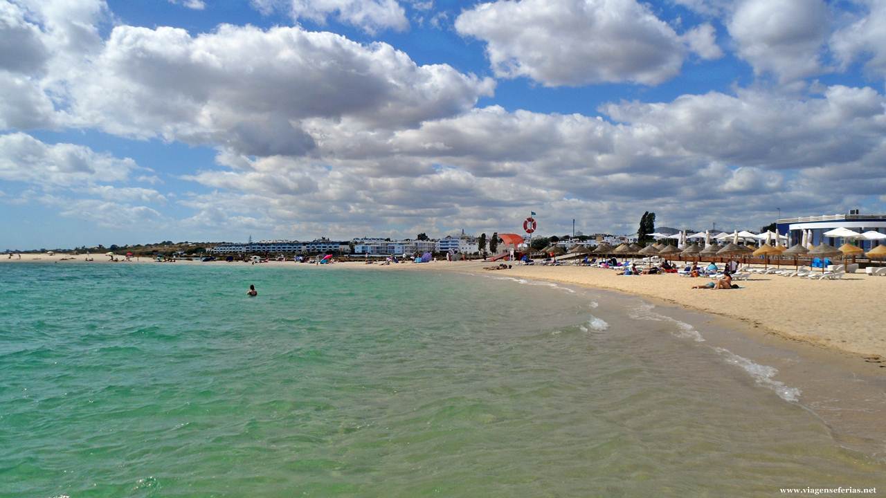 Frente de mar da praia da Fuseta Ria no concelho de Olhão no Algarve