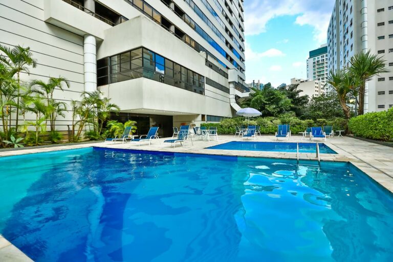 Piscina do hotel Radisson Paulista São Paulo