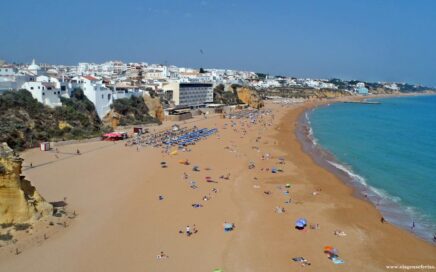 Praia de Albufeira no centro do Algarve em Portugal
