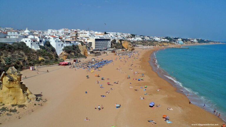 Praia de Albufeira no centro do Algarve em Portugal