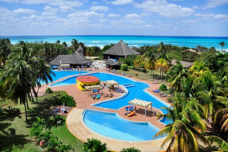Espaços exteriores e piscinas do hotel Be Live Tuxpan em Varadero