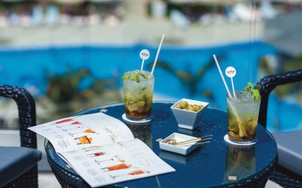 Cocktails com palhinas biodegradáveis num hotel RIU