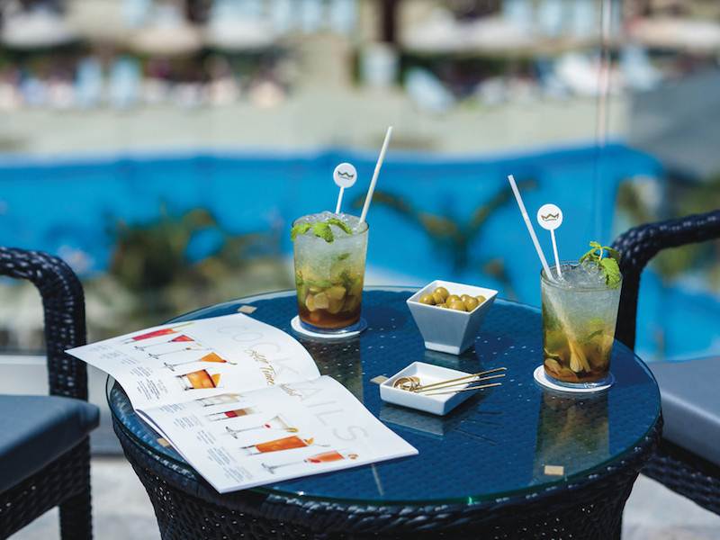 Cocktails com palhinas biodegradáveis num hotel RIU