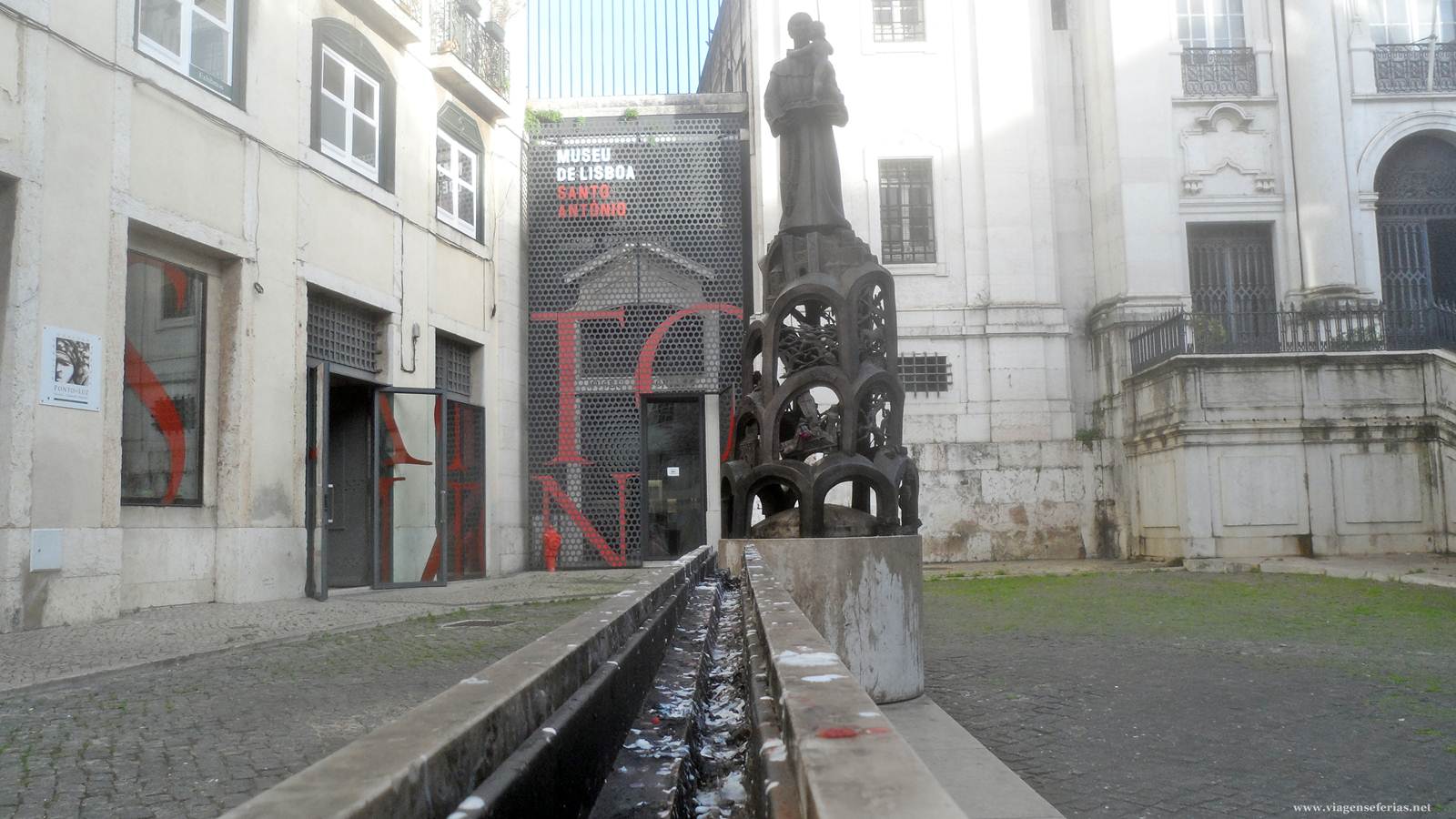 Estátua e Museu de Santo António em Lisboa
