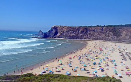 Parte central da praia de Odeceixe no Algarve