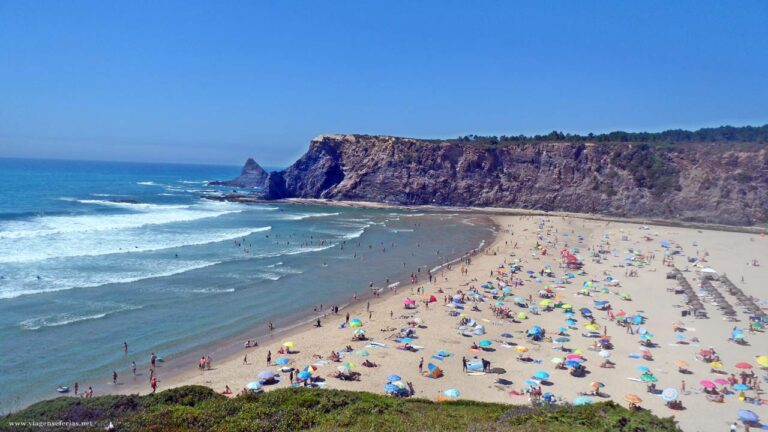 Parte central da praia de Odeceixe no Algarve