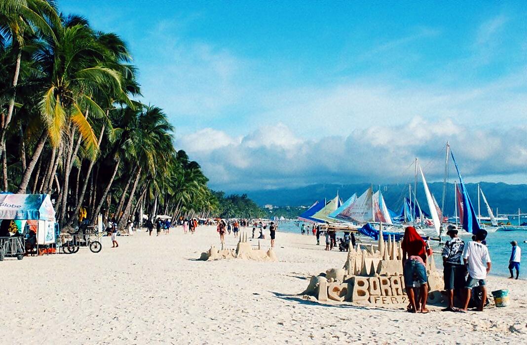 Praia na ilha de Boracay nas Filipinas antes de ter sido fechada