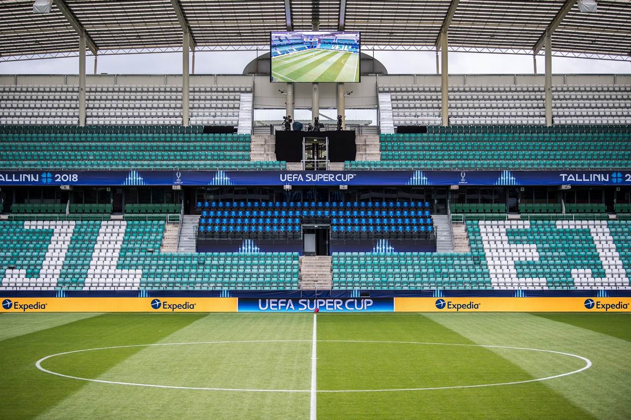 Estádio de Futebol da UEFA Super Cup com publicidade Expedia