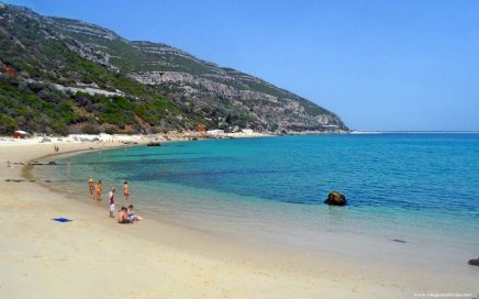 Frente da praia dos Galapinhos em Setúbal, Portugal